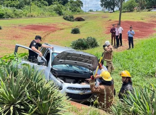 Jubilado despistó con su coche en la rotonda de Campo Viera