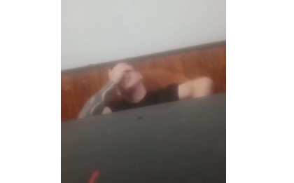 Dio positivo por cocaína el policía que fue gabado durmiendo y divagando en la comisaría de Villa Bonita