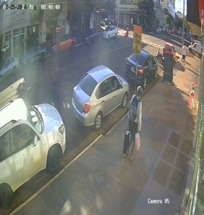 Aprovechó un descuido de trabajadores y robó una costosa herramienta: lo agarraron por las cámaras