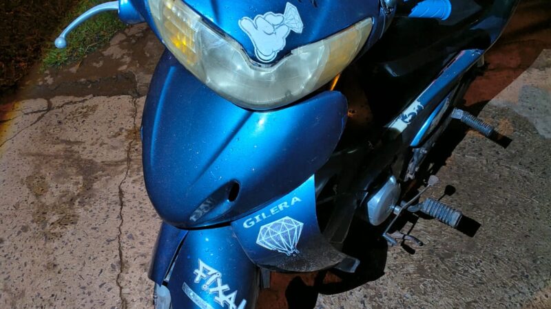 Un chico de 14 años andaba en moto con su hermanito de 6 meses: la madre dijo que salieron a pasear sin permiso