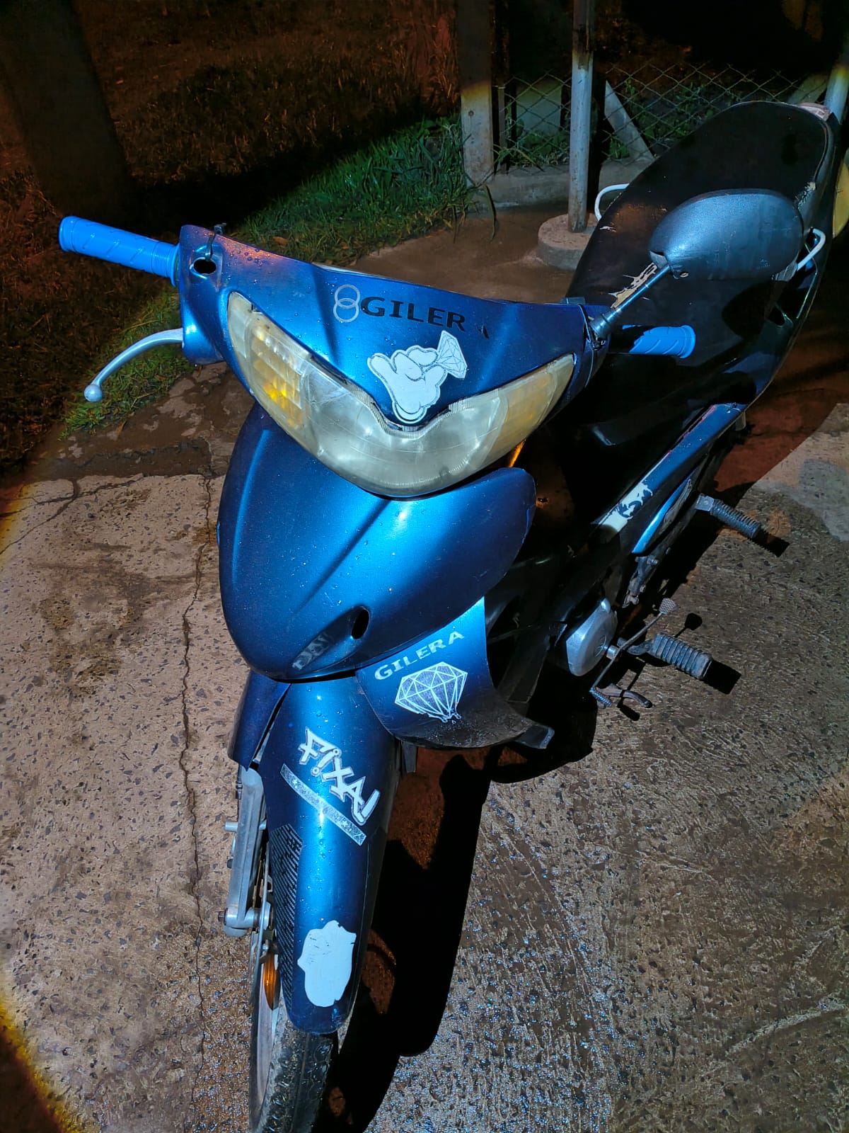 Un chico de 14 años andaba en moto con su hermanito de 6 meses: la madre dijo que salieron a pasear sin permiso