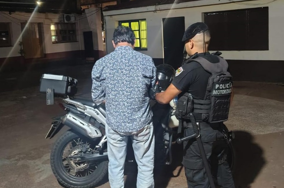 Manejaba borracho, se retobó en el control y trató de escapar a pie