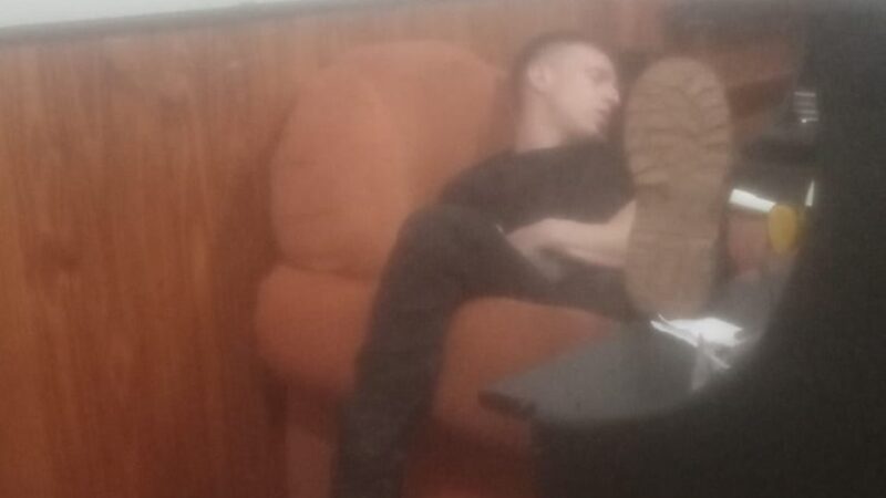 Grabaron a un policía durmiendo en la comisaría de Villa Bonita