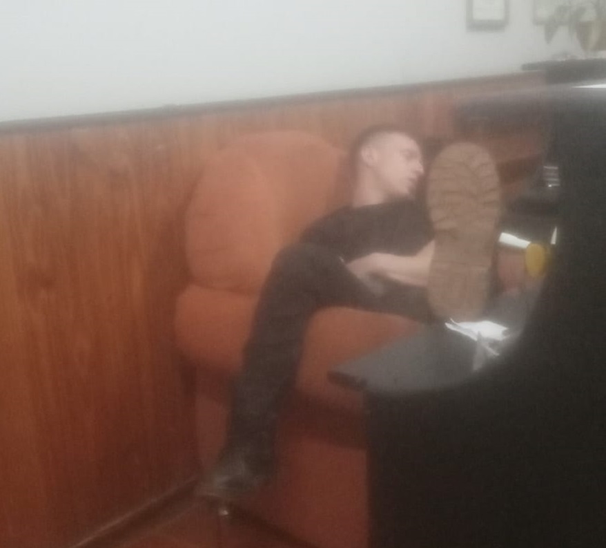 Grabaron a un policía durmiendo en la comisaría de Villa Bonita