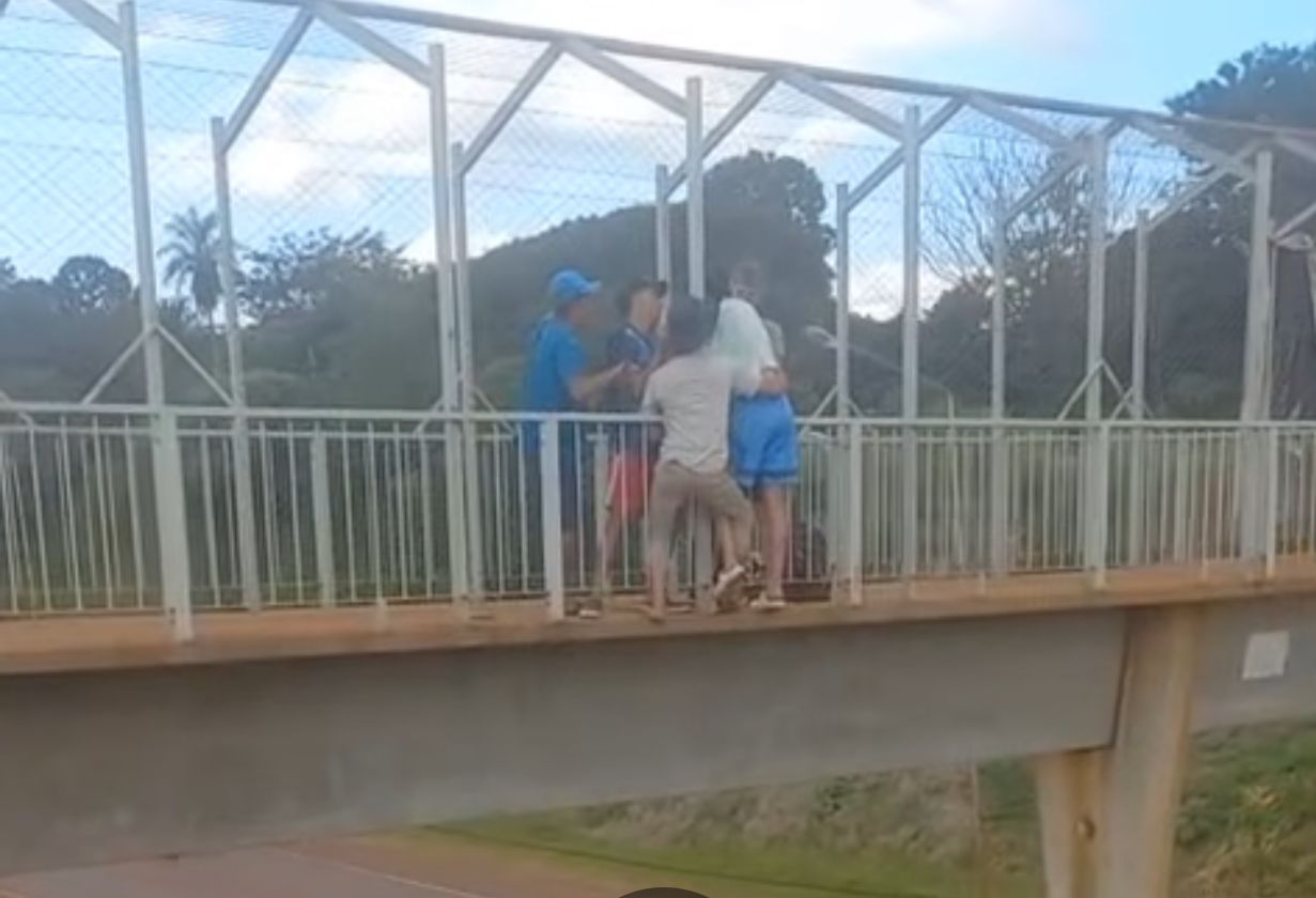 Amigos evitaron que un menor salte desde el puente peatonal de la 14, en Villa Martos
