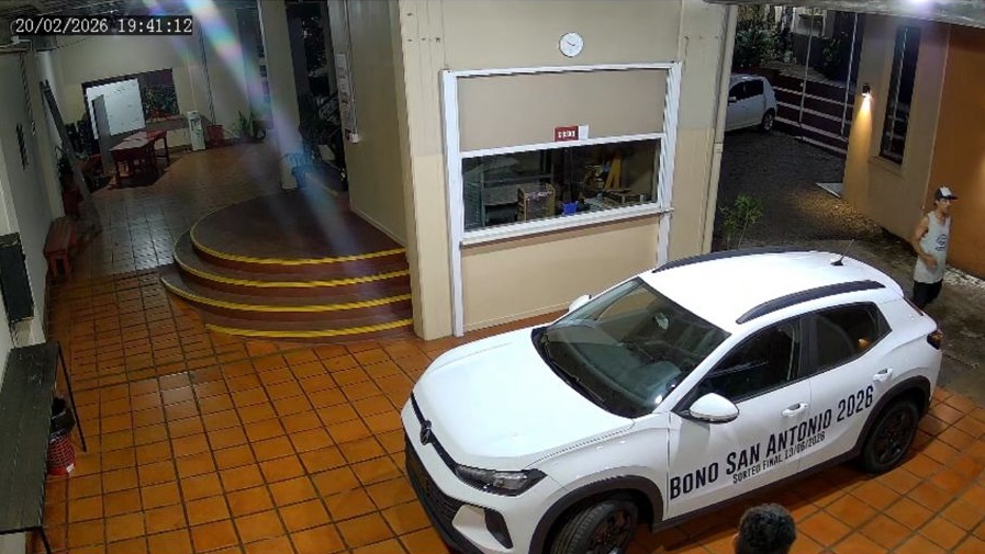 Aprovechó la misa para robar las pertenencias de un monaguillo y lo descubrieron por las cámaras