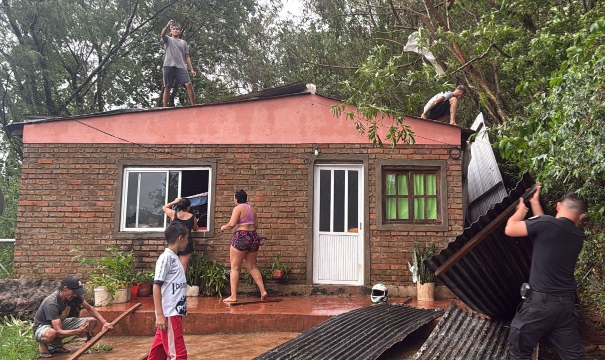 Voladura de techos, caída de árboles y complicaciones en el servicio eléctrico por la tormenta