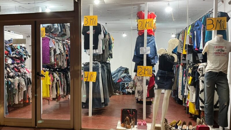 “Tenemos remeras desde mil pesos”: tienda obereña ofrece prendas casi regaladas para afrontar la crisis