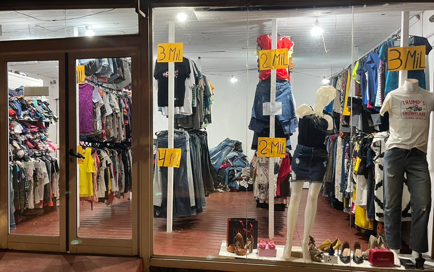 “Tenemos remeras desde mil pesos”: tienda obereña ofrece prendas casi regaladas para afrontar la crisis