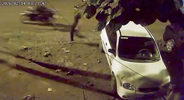 Quedaron grabados robando una moto en barrio Krause y los descubrió la Policía