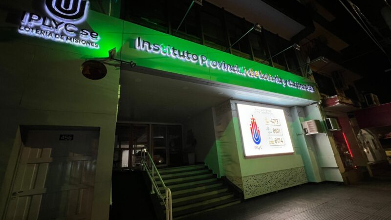 Con edificios iluminados de verde, comienza el Mes del Juego Responsable