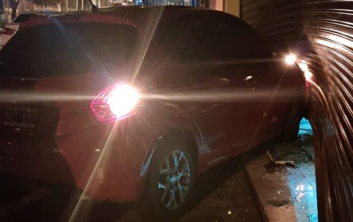 Perdió el control del auto y chocó contra una heladería de calle Larrea