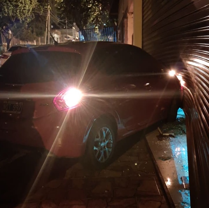 Perdió el control del auto y chocó contra una heladería de calle Larrea