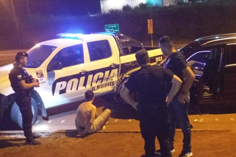 Ocasionó daños en una casa, amenazó y al escapar chocó contra un móvil policial