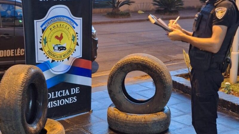 Vio cuatro cubiertas en la carrocería de una camioneta y se las llevó: fue demorado