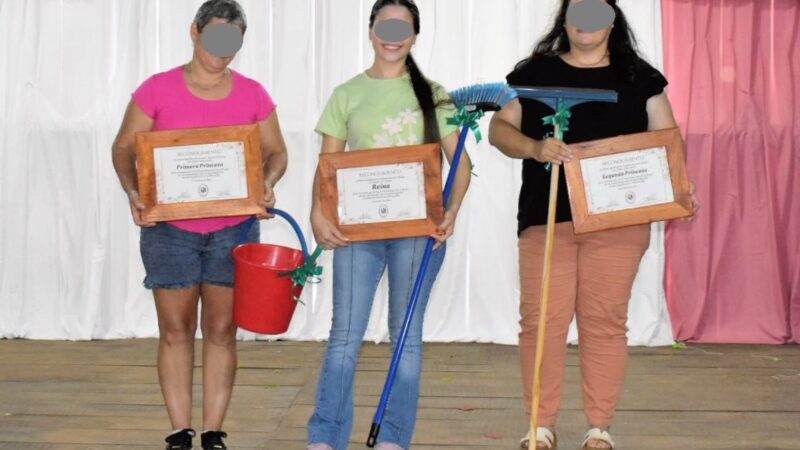 Premiaron a la reina y princesas con escobillón, balde y escurridor: polémico agasajo a las Mujeres en Aurora