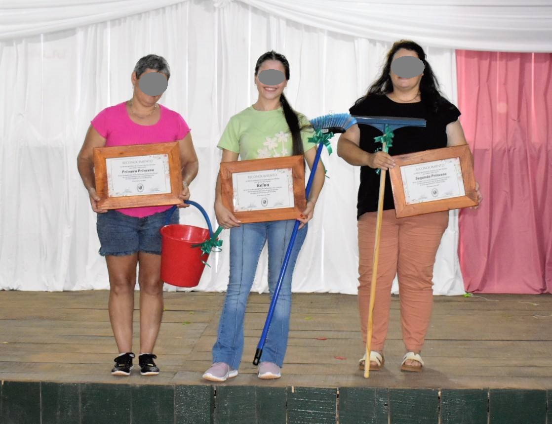 Premiaron a la reina y princesas con escobillón, balde y escurridor: polémico agasajo a las Mujeres en Aurora
