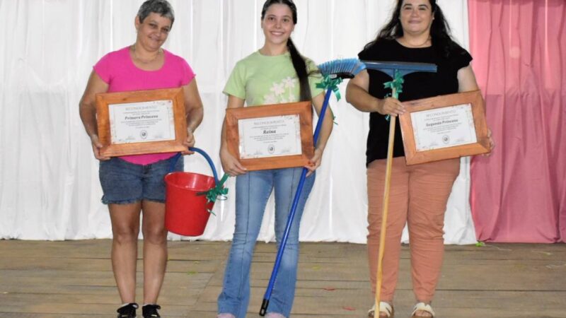 Premiaron a la reina y princesas con escobillón, balde y escurridor: polémico agasajo a las Mujeres en Aurora