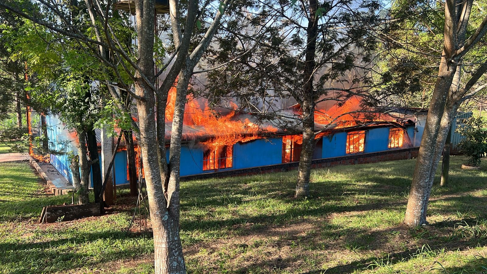 Acusan a un chico de 13 años de incendiar una escuela en San Antonio