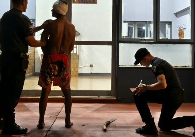 Anduvo amenazando a los vecinos con machete y va pasar la noche preso