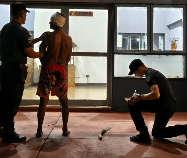 Anduvo amenazando a los vecinos con machete y va pasar la noche preso