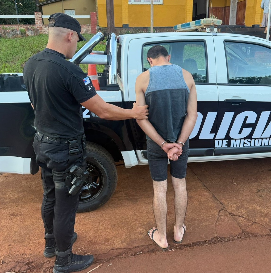 «Si no estás conmigo, no les suelto»: la policía rescató a una pareja secuestrada por un vecino en Campo Ramón