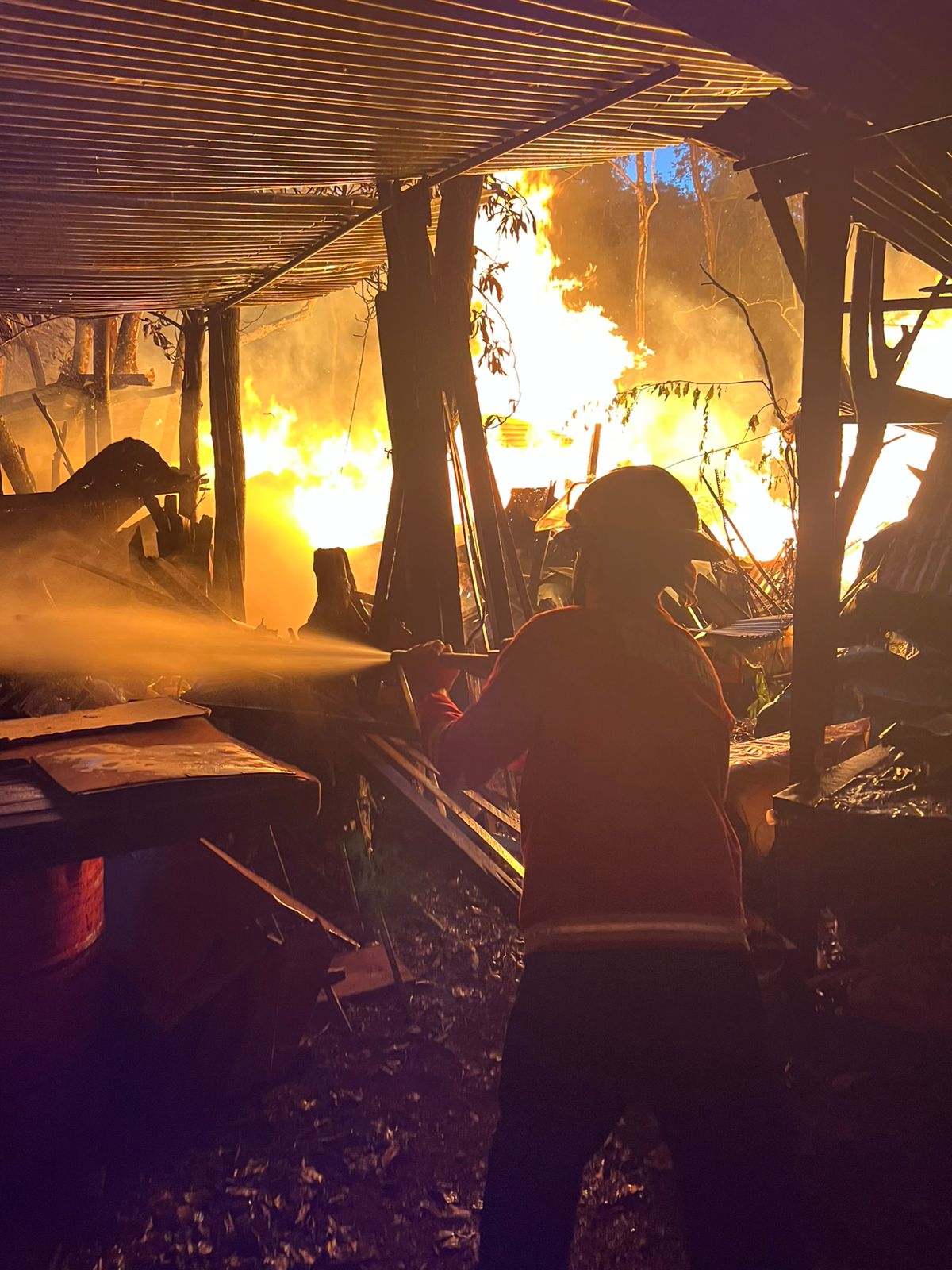 Las chispas de un horno de barro ocasionaron el incendio de una vivienda en Oberá