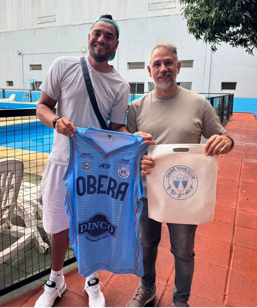 Chiquito Romero conquistó Oberá con su humildad: acompaña a su hija Jazmín en el Nacional de tenis