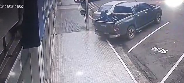 Robó herramientas de la carrocería de una camioneta, quedó grabado y fue detenido