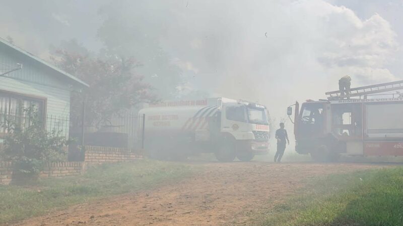 “Esperan que ocurra una tragedia”: alerta vecinal por reiterados incendios en un predio abandonado en Kilómetro Cero