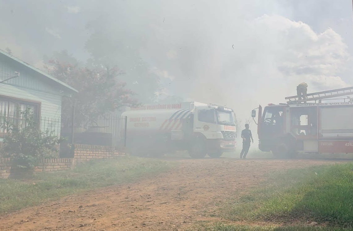 “Esperan que ocurra una tragedia”: alerta vecinal por reiterados incendios en un predio abandonado en Kilómetro Cero