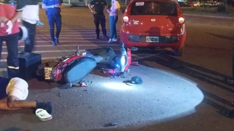 Motomandado resultó lesionado en choque con un auto frente a la Anses