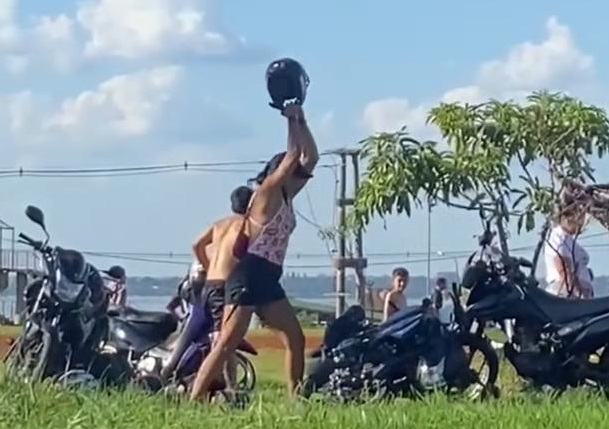 «No me busques más»: una joven furiosa destrozó a golpes la moto de su novio