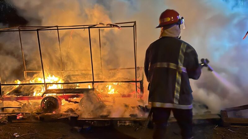 Investigan el incendio intencional de un trailer en la rotonda del 8