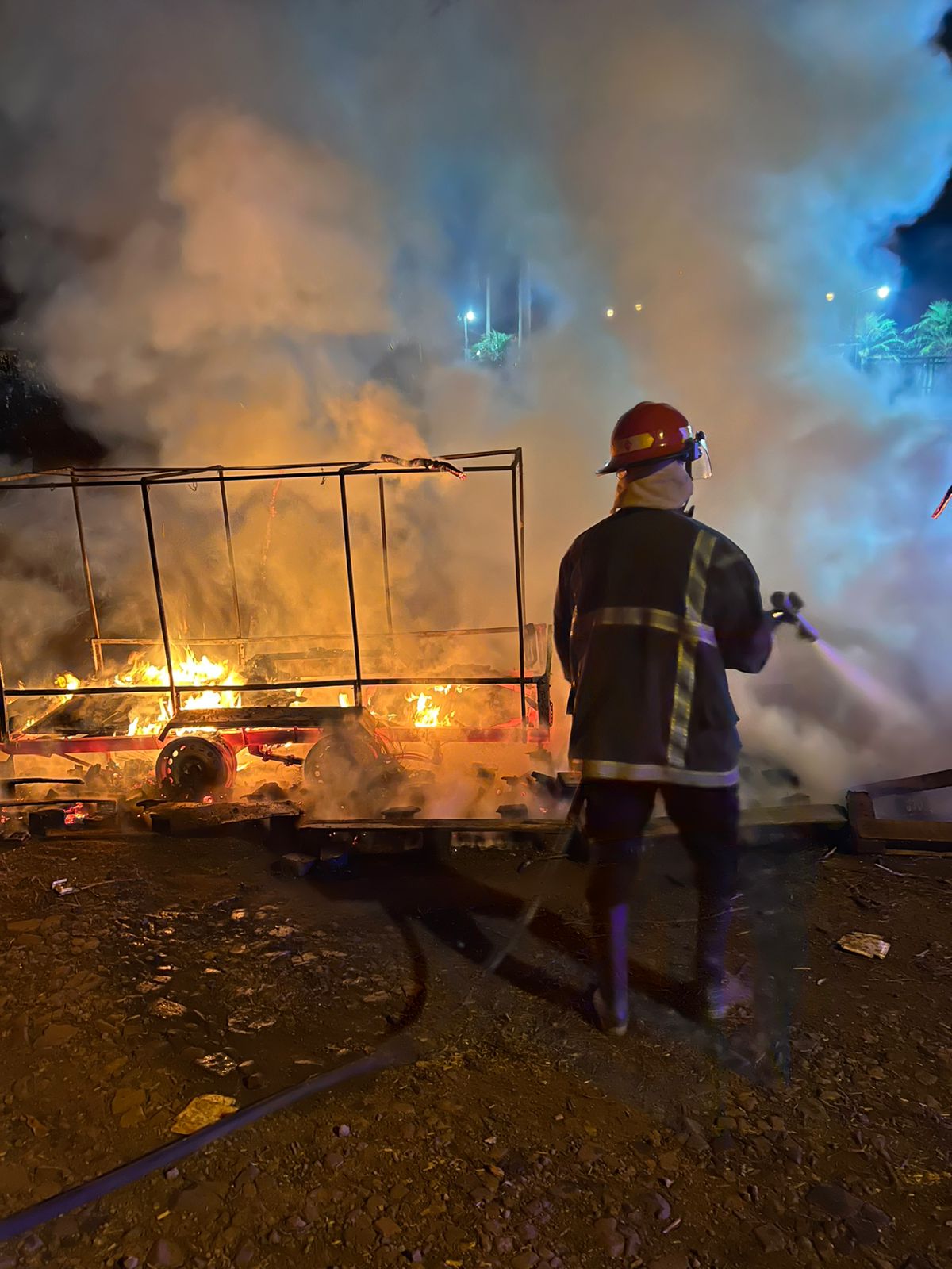 Investigan el incendio intencional de un trailer en la rotonda del 8