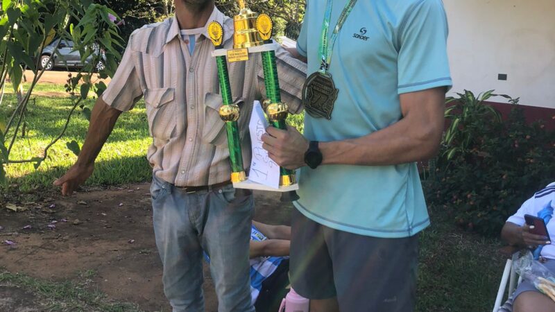 Arrasa podios y hoy le regaló un par de zapatillas a un desconocido: Edgardo Franco, se merece todo lo bueno que le pasa