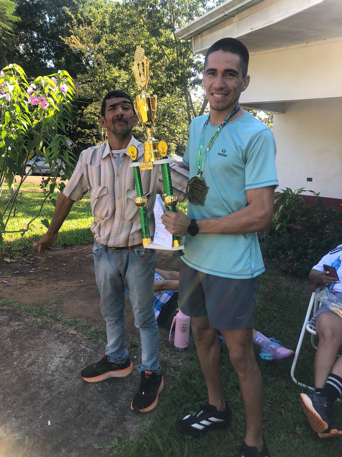 Arrasa podios y hoy le regaló un par de zapatillas a un desconocido: Edgardo Franco, se merece todo lo bueno que le pasa