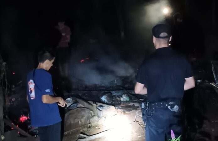 Dejó encendida la cocina a leña, salió y se le quemó la casa