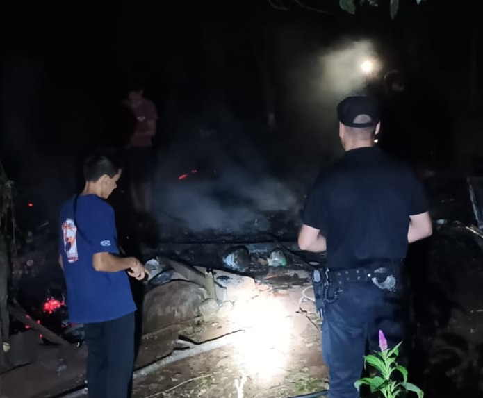 Dejó encendida la cocina a leña, salió y se le quemó la casa