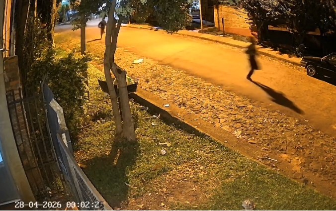 Asaltaron con navaja a un joven para robarle el celular en la esquina del Polivalente