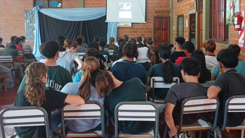 Juego Responsable visitó escuelas e invitó a la reflexión y al pensamiento crítico en alumnos