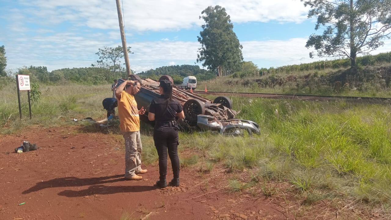 Despiste y vuelco en la curva del camping Maksys