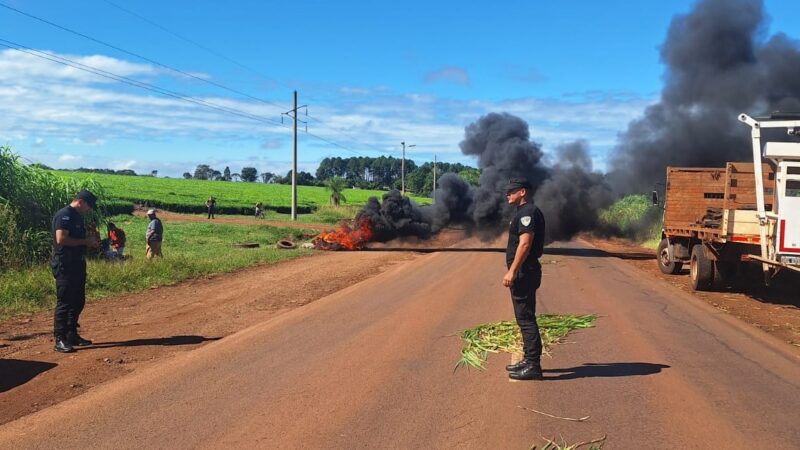 Yerbateros queman gomas al costado de la ruta en Los Helechos
