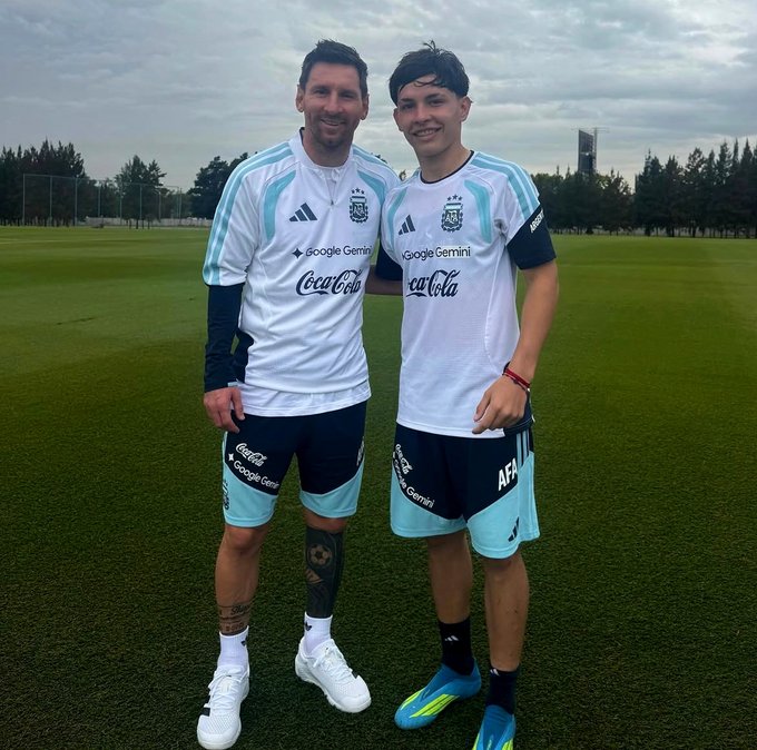 El obereño Lisandro Piñero se dio el lujo de sacarse una foto con Messi