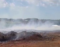 “El humo nos está enfermando, ya es imposible vivir así”: reclamo de vecinos del Kilómetro Cero por quema de aserrín en un predio abandonado