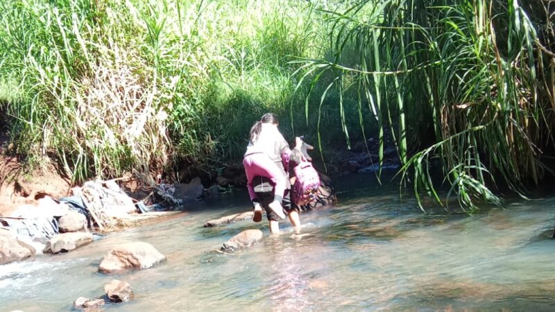 Vecinos de dos barrios de Oberá obligados a cruzar a pie un arroyo: piden un puente