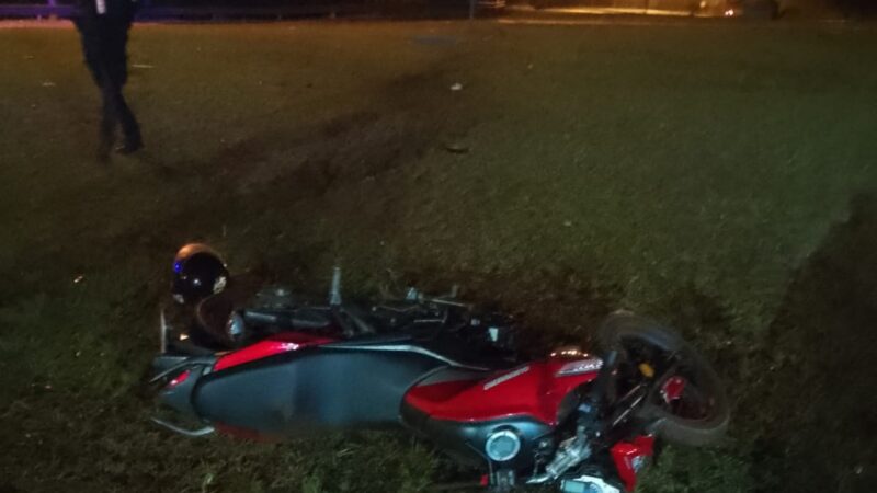 Alcoholizado despistó con la moto y chocó un cartel en la rotonda de rutas 14 y 103