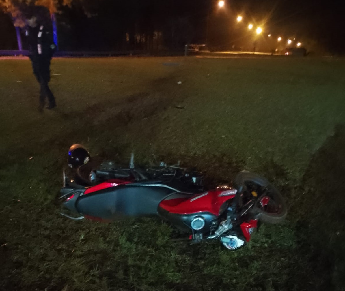 Alcoholizado despistó con la moto y chocó un cartel en la rotonda de rutas 14 y 103