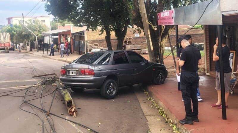 Un camión enganchó cables del tendido eléctrico y ocasionó daños en un auto estacionado