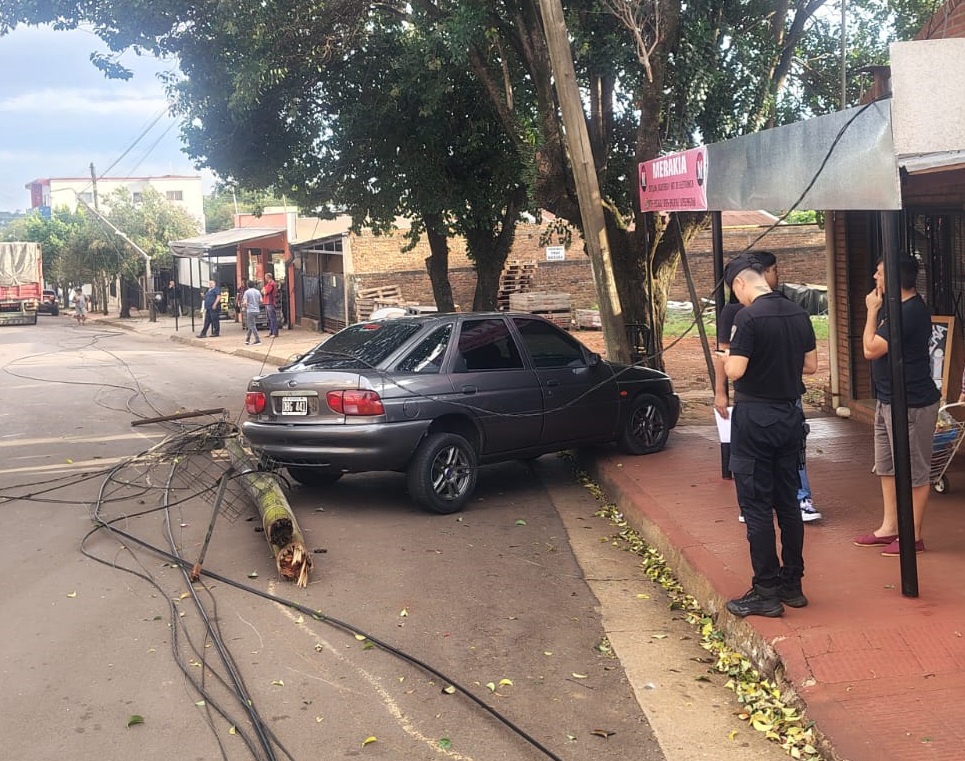 Un camión enganchó cables del tendido eléctrico y ocasionó daños en un auto estacionado